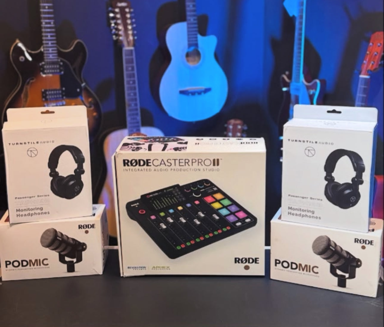 Rode RODECaster Pro II Incluye PodMic 2 Personas, 2 Audífonos, 2 Pedestales