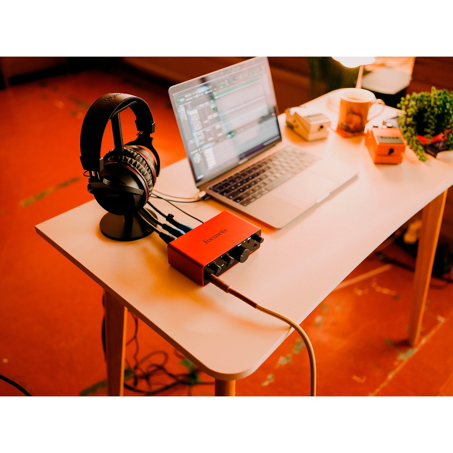 Interfaz de Audio Focusrite Scarlett Solo USB-C 4ª Gen para Grabación Estudio Portátil