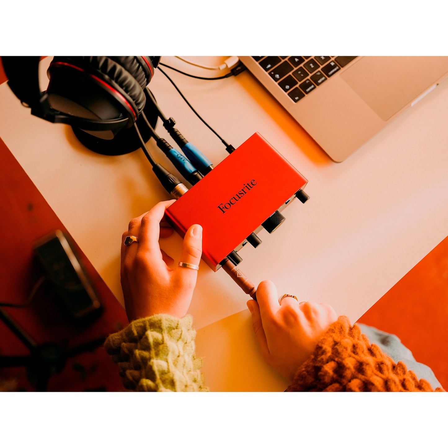 Focusrite Scarlett Solo Studio Pack Gen 4: Interfaz de Audio Completa para Grabación Profesional