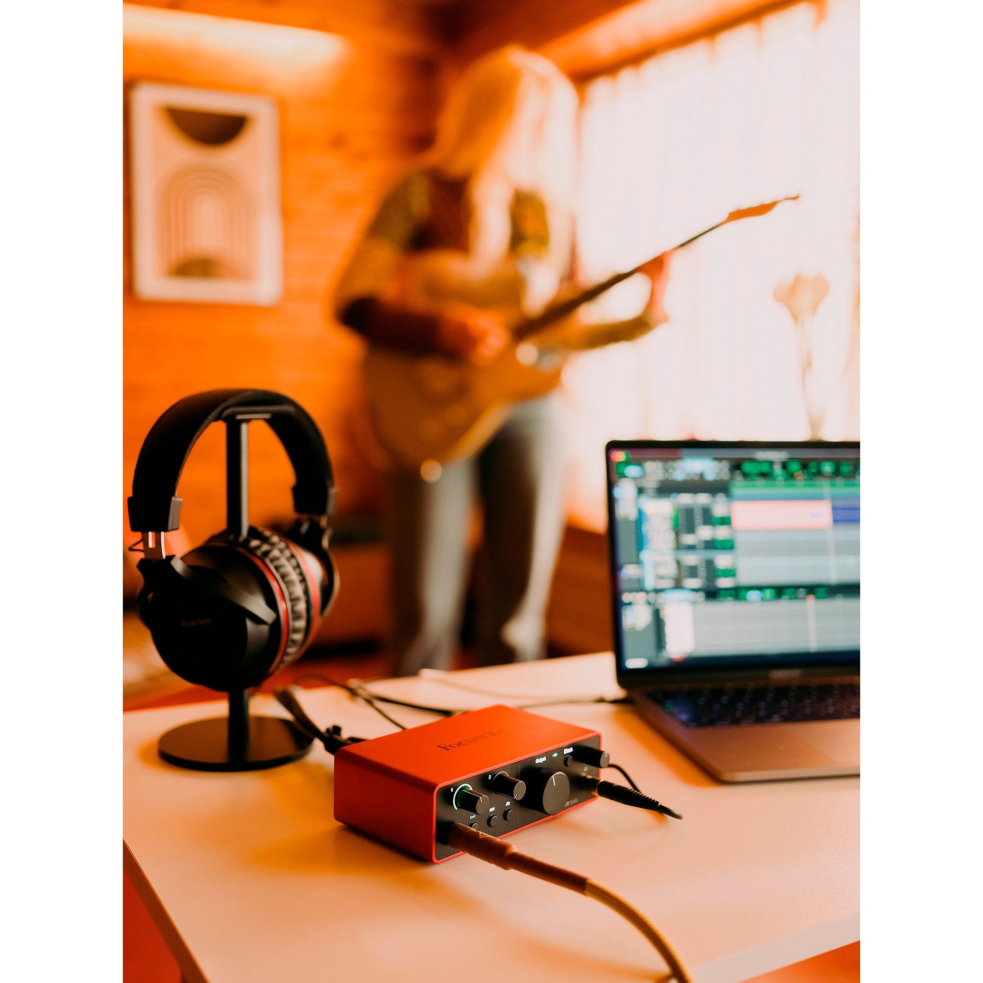 Focusrite Scarlett Solo Studio Pack Gen 4: Interfaz de Audio Completa para Grabación Profesional