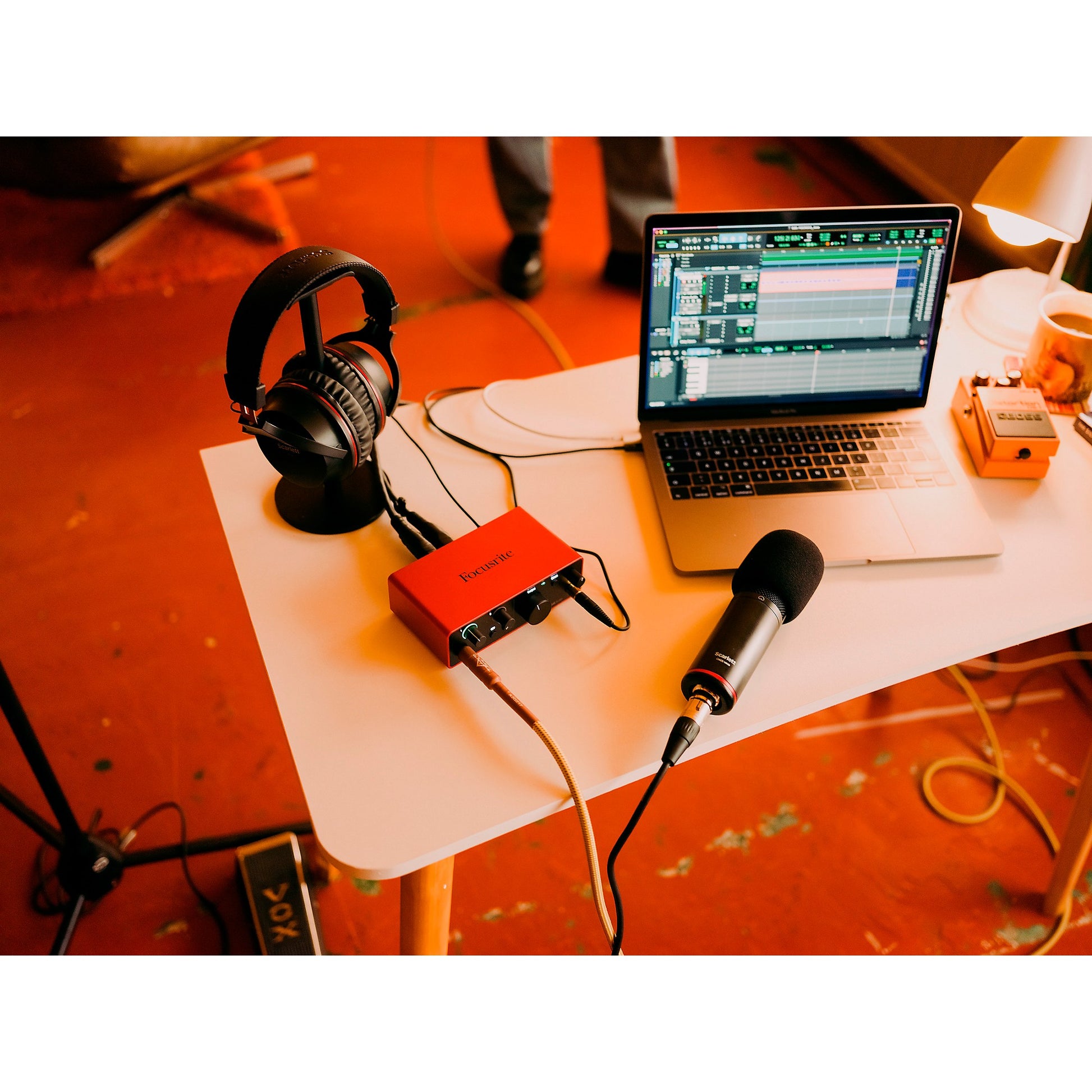 Focusrite Scarlett Solo Studio Pack Gen 4: Interfaz de Audio Completa para Grabación Profesional